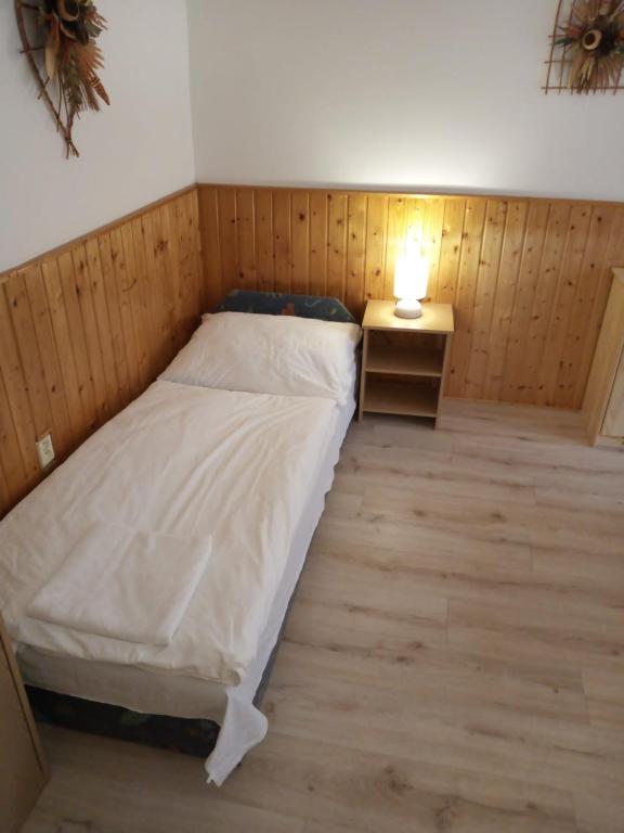 Ložnice s lůžky v apartmánu ZAPART Harrachov