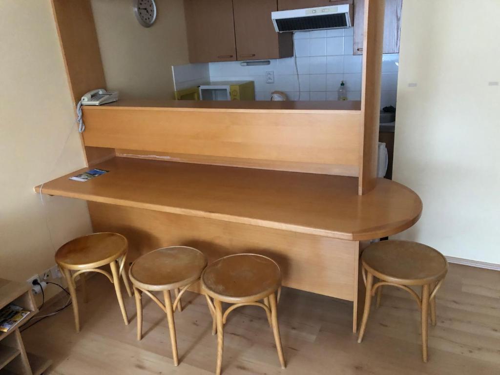 Jídelní kout s barovým pultem v apartmánu ZAPART v Rokytnici