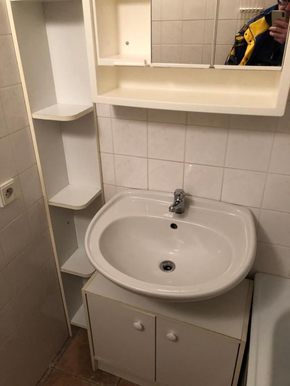 Umývadlo a úložný prostor v koupelně apartmánu ZAPART Rokytnice