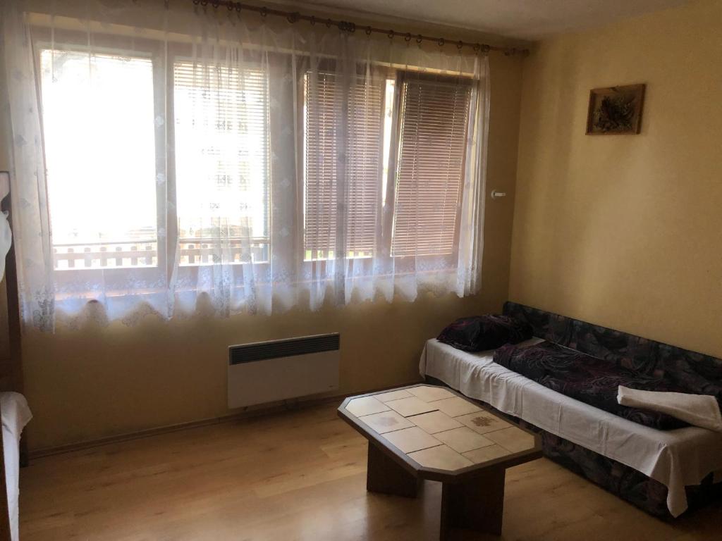 Obytná část apartmánu ZAPART v Rokytnici s lůžkem a pohovkou