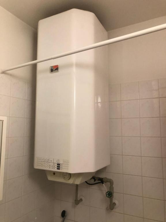 Ohřívač vody v koupelně apartmánu ZAPART Rokytnice